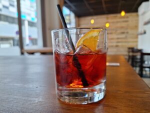 Cocktail italien Negroni aux saveurs amères. cocktail chez House of bears