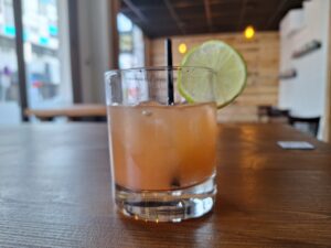 cocktail mexicain paloma à base de tequila chez house of bears, boisson d'été