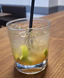 cocktail caipirinha chez house of bears, bar à lyon 7