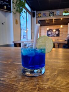 cocktail blue kamikaze au bar lyonnais house of bears